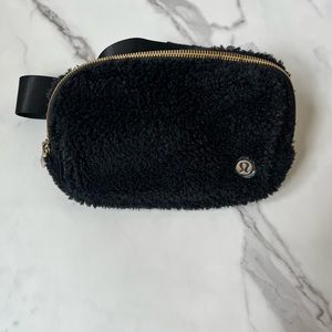 Lululemon fleece belt bag in black and gold